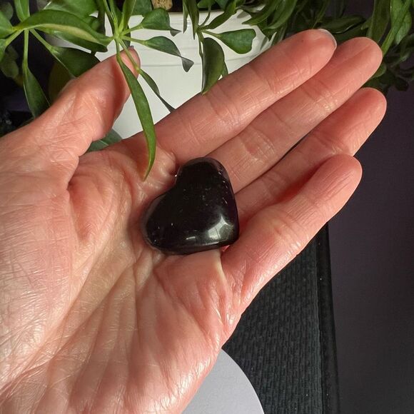 Amethyst Crystal Heart Carving (4) - Picture 2 of 9